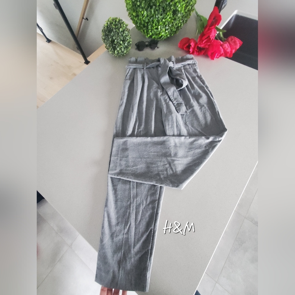 H&M Joli pantalon droit avec ceinture à la taille et poches latérales gris clair